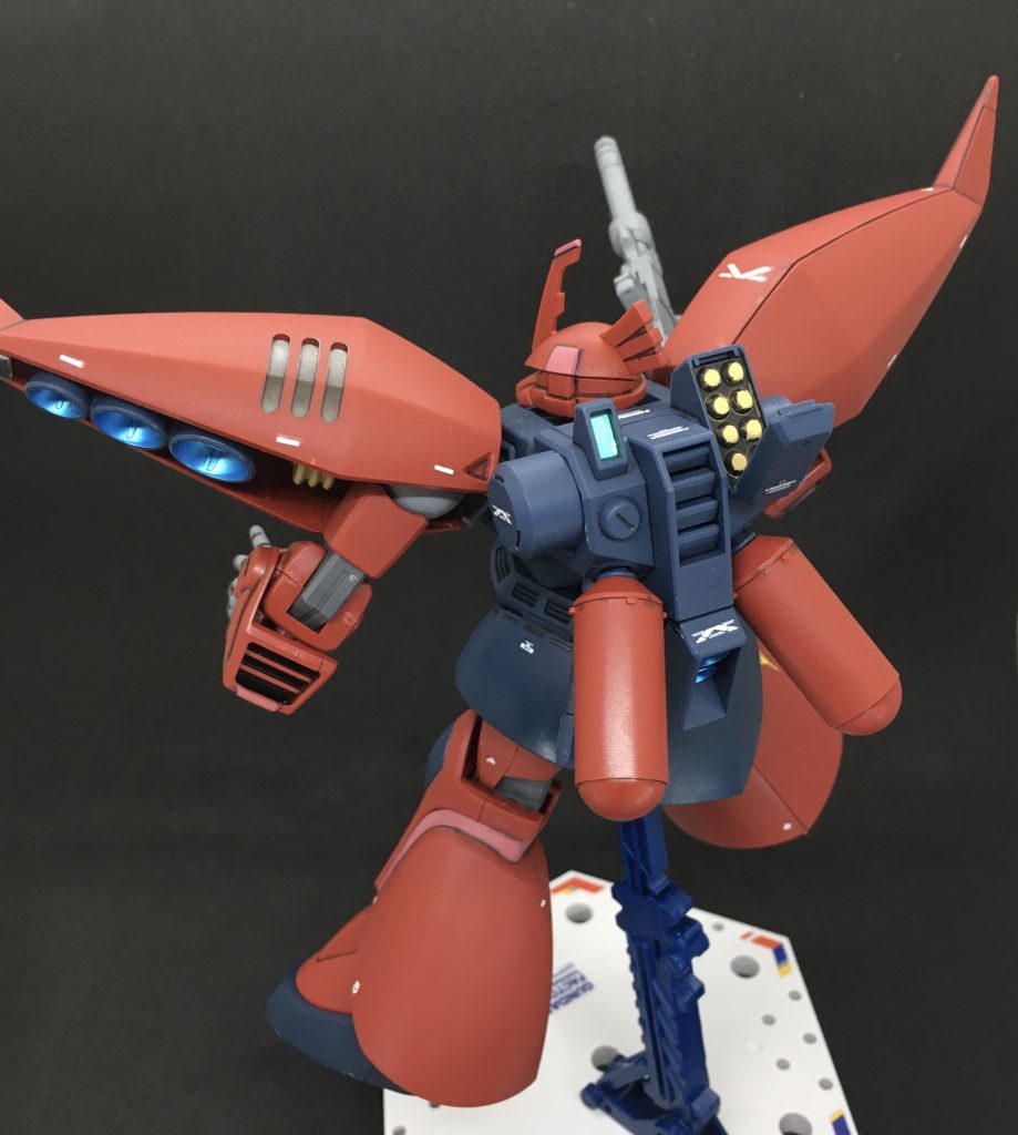 バックパック右上部のミサイル・ランチャーは弾頭を塗り分けました。