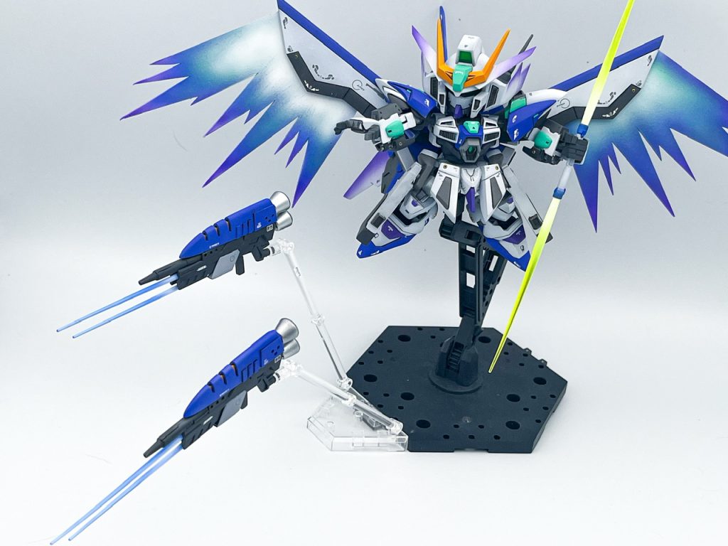 ▲大型ファング×2背面の特徴的なバインダーが分離、つらら状のビーム刃を形成してオールレンジ攻撃を行う遠隔誘導兵器となる。「死の氷柱」の象徴。ガンダム00系のデータが使われている。『行けよファングぅ!』