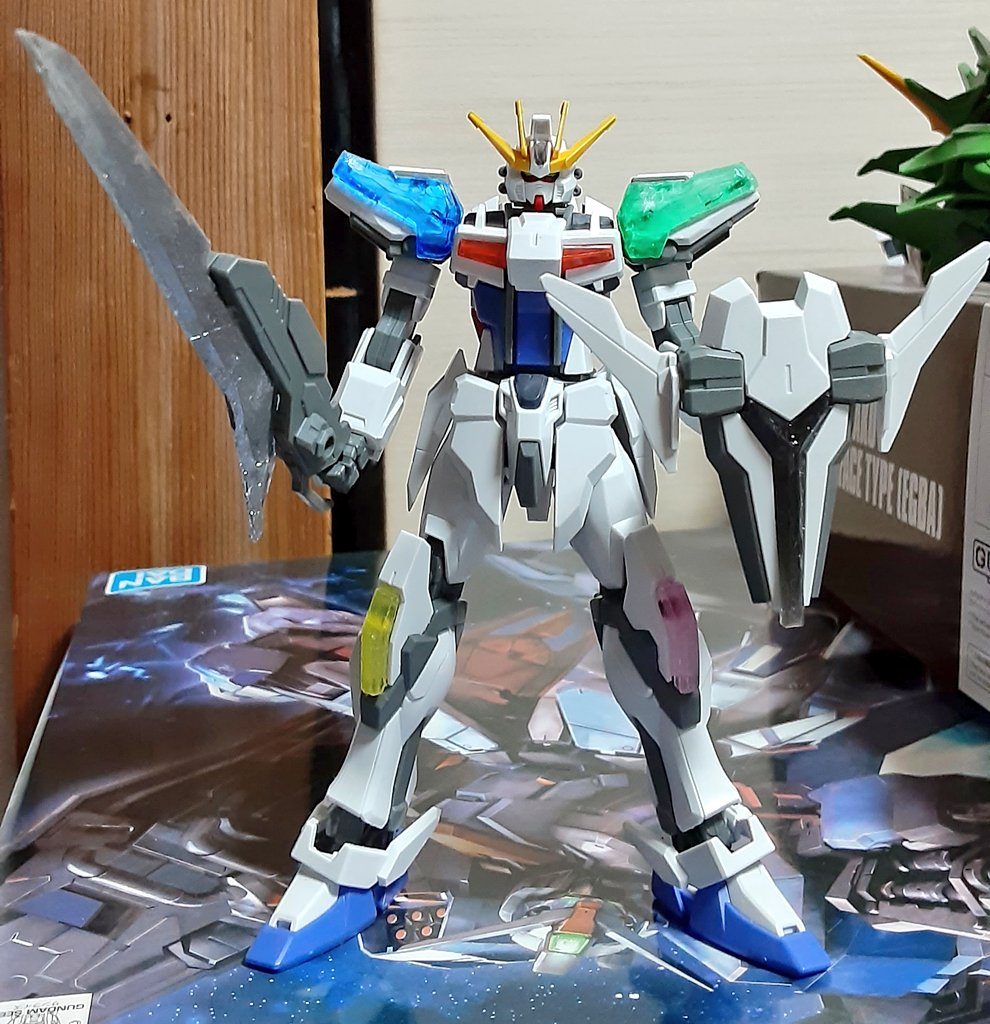 正面。胸はキットのものを使い、別カラーのクリアブルー、イエロー、グリーン、ピンクで配色しています。盾はブラックにしています。剣はクリアレジンにシルバーメッキを塗ってます。