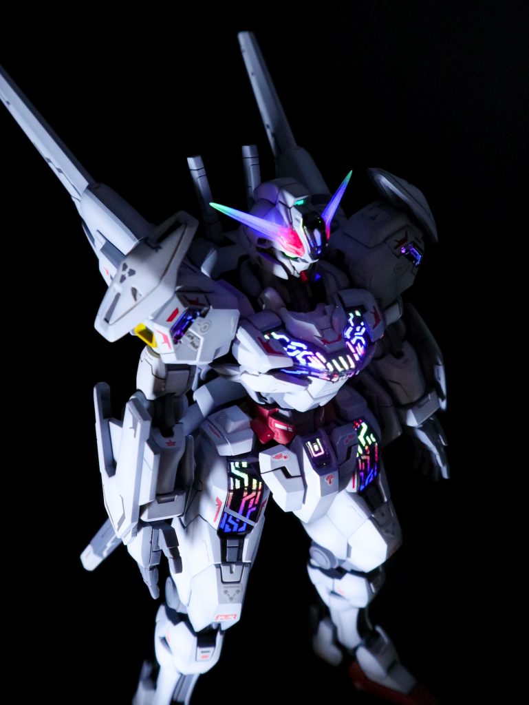 マスキング塗装や3色の蛍光塗料でグラデ塗装するのは大変でしたが光らせた瞬間に全ての苦労が報われました笑