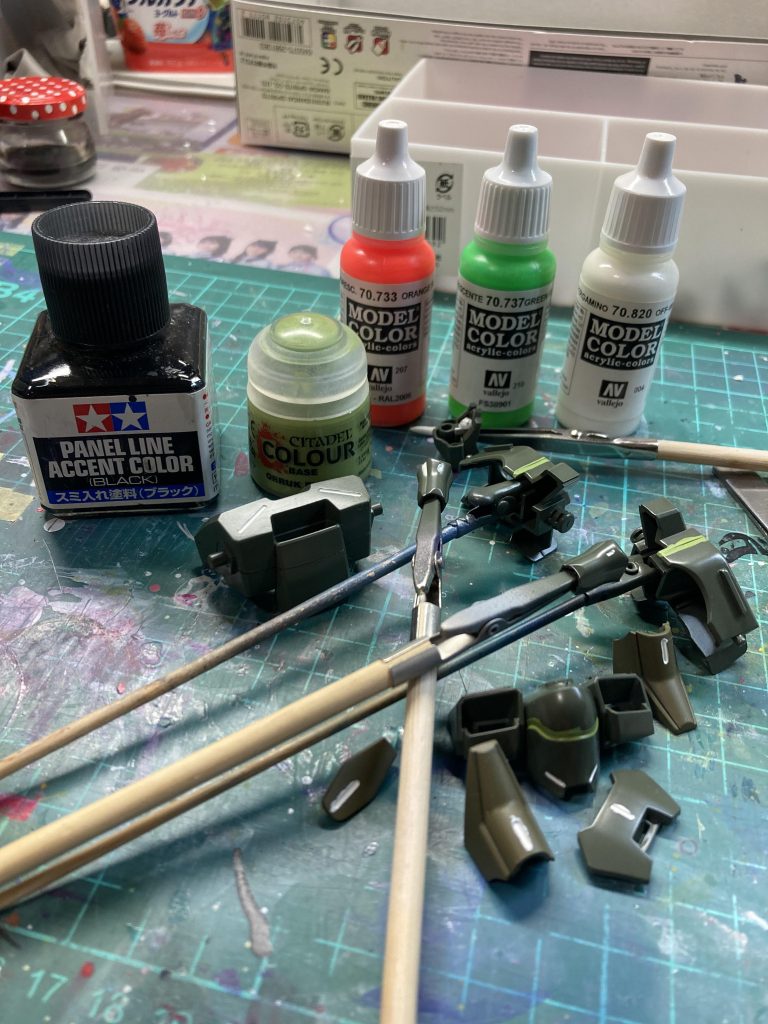 部分塗装はこの辺りの塗料を使いメリハリを出してみました。この後水星の魔女公式の水転写デカールを貼り付け、マルチグレーとグランドブラウンを混色したものでフィルタリングし全体のトーンを落ち着かせました。