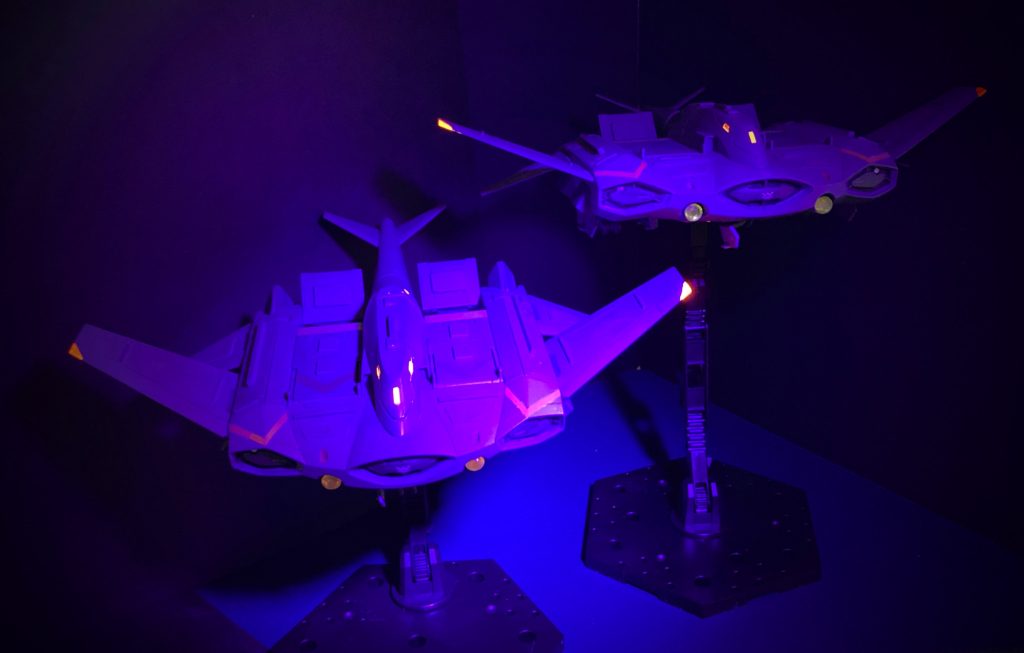 ファレフォの蛍光オレンジを筆塗りしてますので、ブラックライトを当てるとしっかり光ってくれます。