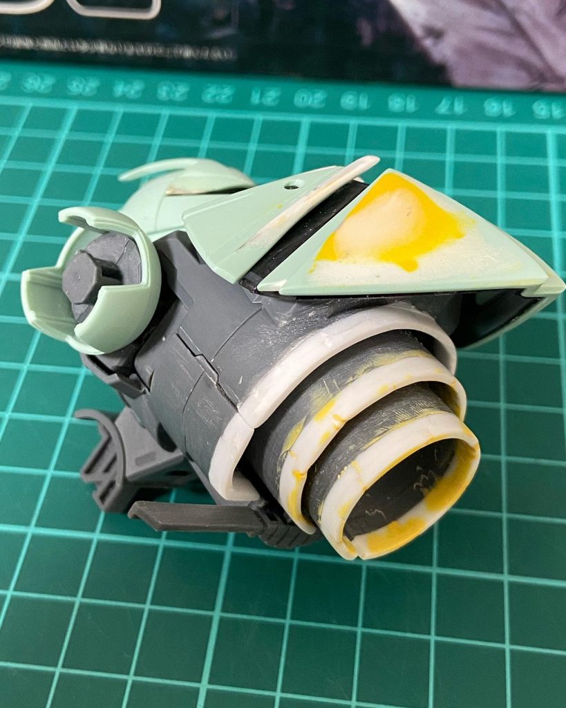 腹部の円筒状パーツを延長する事でスタイル変更しています。