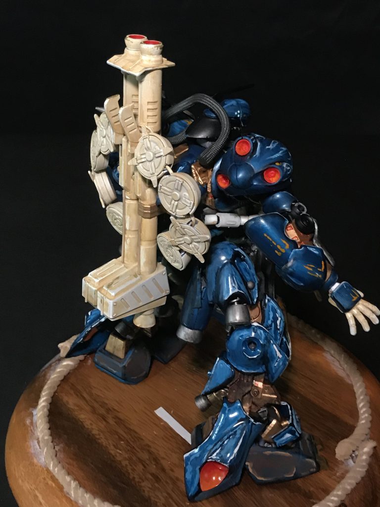 腹部のパイプを首に持ってきて大銀杏(おおいちょう)を表情。