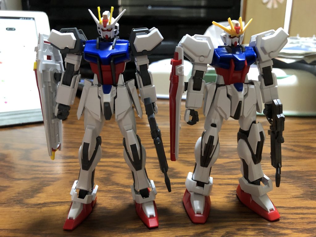 左がEGで右がHG。HGの方が古いキットとはいえここまで差が出るものかと比較して驚きました。技術の進歩ってすげぇなぁ‥