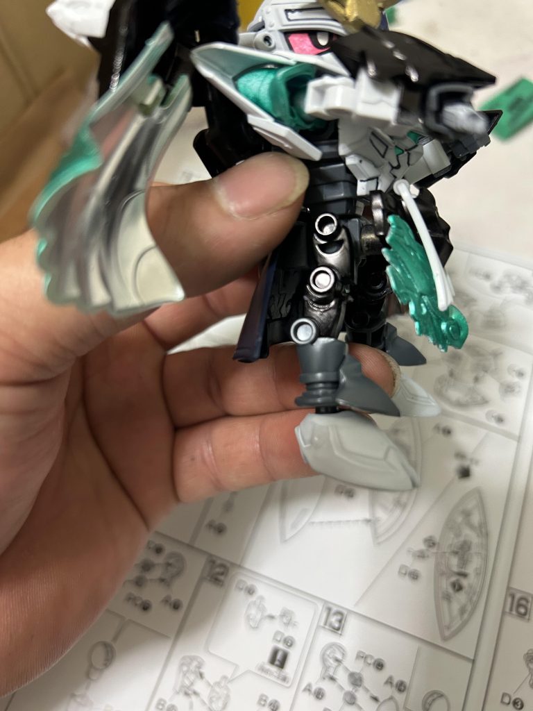 腕は倚聖の装のパーツを使い、肘が曲がるようにして、脚はSDの足関節を一部切除して、佐助デルタガンダムの足に合わせました。