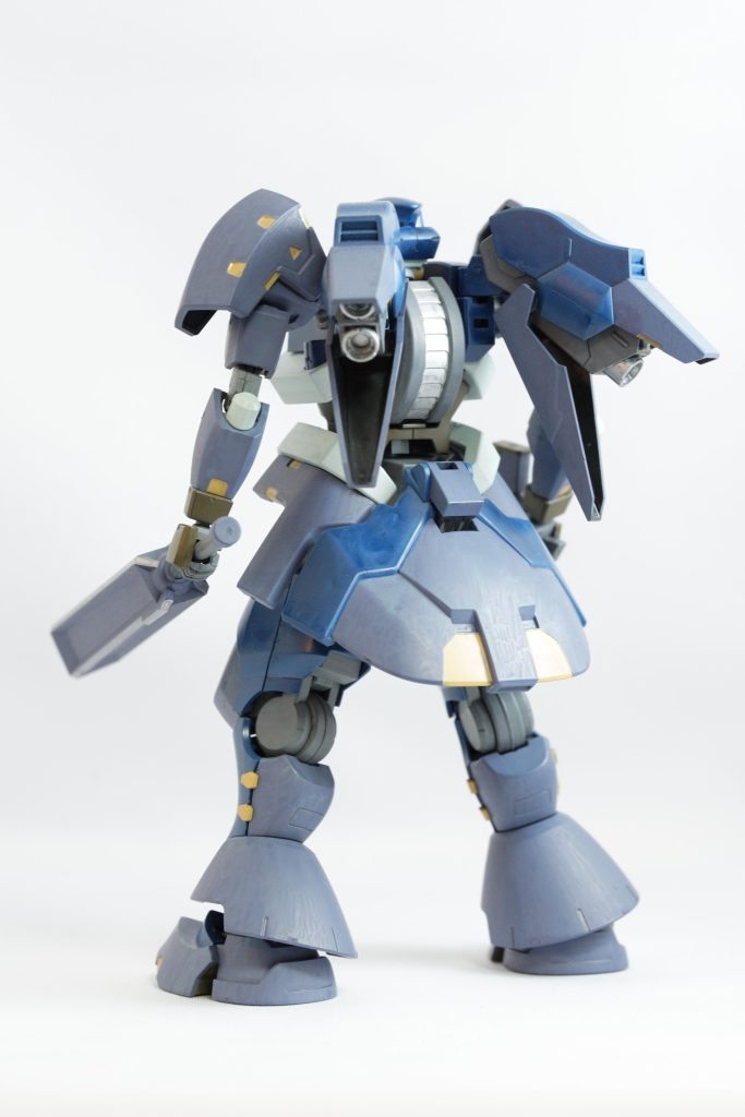 実は、前回のブレイズダガーLを製作した直後に完成していたので、1年以上撮影をしないままガラスケースに飾ってありました。時々取り出していたので少し塗装が剥がれている箇所がありますが、どことなく汚し加工みたいになって鉄血らしさがあるように思ったので直してません。