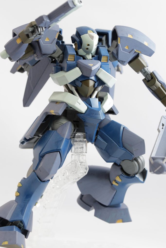 武装はハンドガンとヘビークラブのみ。両手に持って暴れてるイメージ。ボディにはワンポイントで黄色を入れてみました。パーツ分割が綺麗でガンダムマーカーでも塗り分けがしやすかったです。