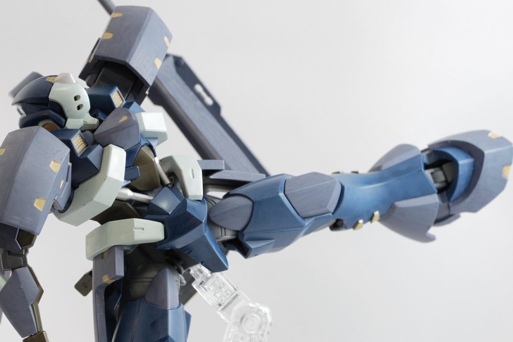 なぜか蹴りを入れるイメージがあります。