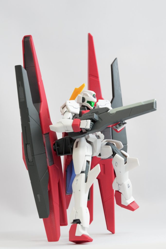 劇中でのGNアーチャーは超兵なんかが乗っていたのでおかしな活躍を見せていましたが、本来GNアーチャーはアリオスの支援機。ガンダムより前に出て最新鋭MS数機を相手にブイブイ言わせるような男勝りな機体ではなく、アリオスの撤退を手伝いに来る華奢な妹分であるべき。と、思ってシンプルに作りました。