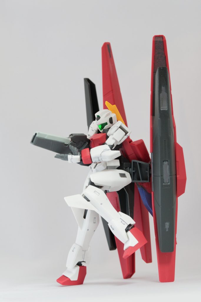 ガンダムマーカーエアブラシシステムを使って部分塗装し、流し込みタイプのスミ入れペンとつや消しトップコートで仕上げました。これまではガンダムマーカーで塗りたくっていたので、自分史上一番綺麗にできたなあ、と。スプレーの吹き方とバリ処理をスパルタ指導してくれた友人に感謝です。