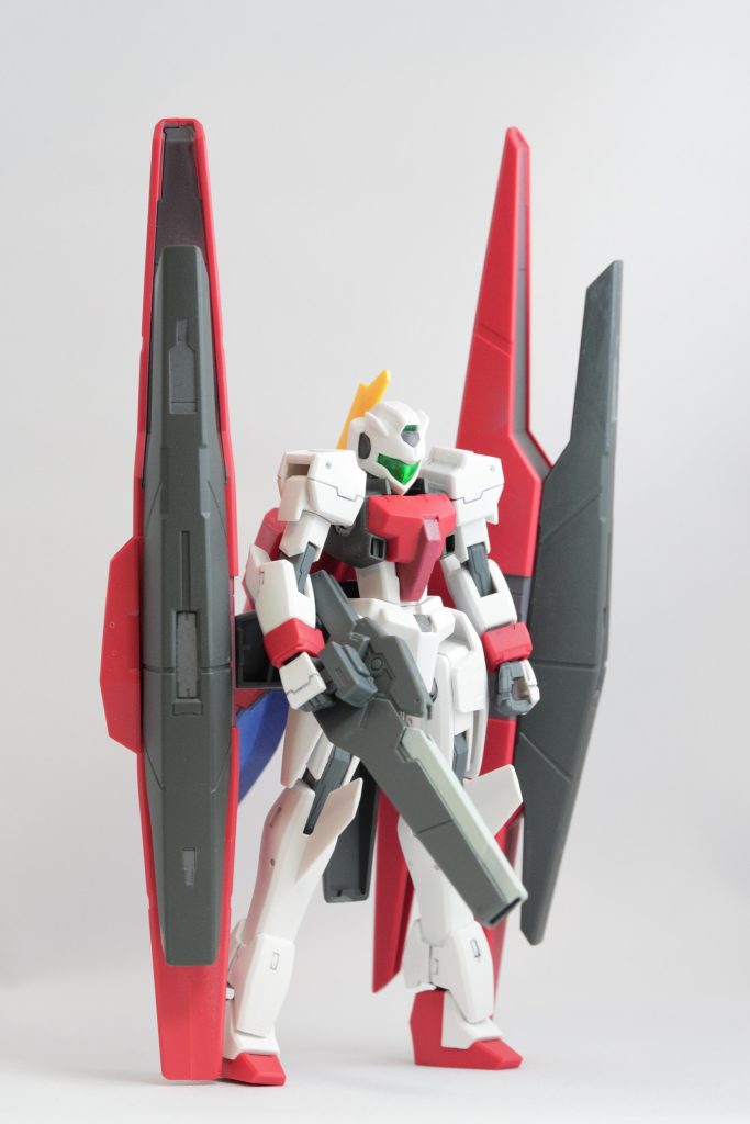 GNアーチャーが好きすぎて、HG GNアーチャーを作るのは通算4体目。唯一、付属のGNビームライフルが好きじゃないので、 CB-002 ラファエルガンダム の GNビームライフル を改造して、P-90みたいな抱え込むタイプのライフルを自作しました。バインダーのGNミサイルと、機首のGNバルカンと併せて武装はこれだけです。設定上はGNビームサーベルも持っているっぽいんですが、どこに隠し持っているのかわからないので持ってないってことにします。後方支援特化なので。