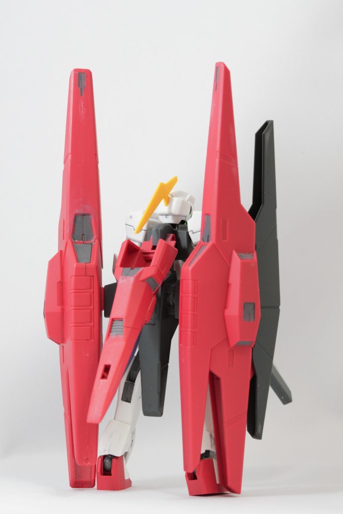 お尻の基部から伸びるバインダーが大きすぎて、普通に立たせると踵が浮いてしまう（バインダーの方が先に地面に着いてしまう）ので、基部の接続穴をランナーのラベル部分の端材で塞いで、お尻の接続ジョイントを塞いだ部分に貼り付け（意味、伝わりますか…？！）少し持ち上げています。よく見るとバインダーが地面に着かず足だけで自立しているんですが見えますかね…？