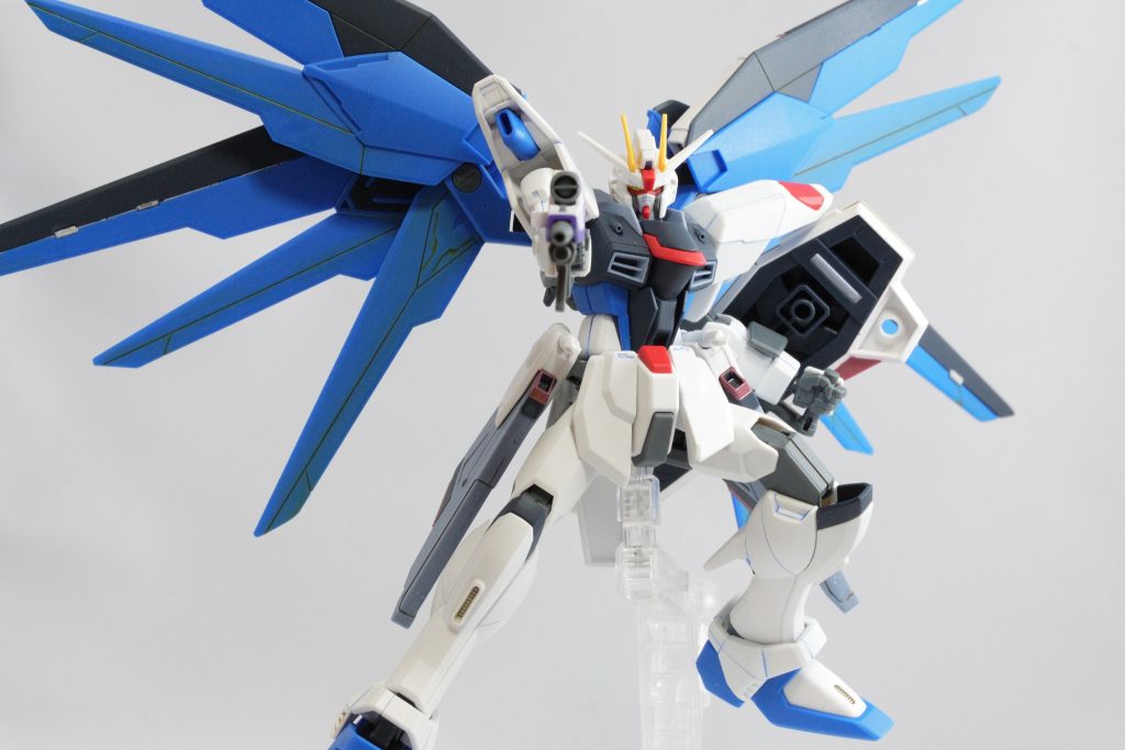 SEEDっぽいポージングをしてみました。能動性空力弾性翼を広げて正面に向かってMA-M20 ルプスビームライフルを構えるポーズのキモは、ラミネートアンチビームシールドの持ち方にあると思います。腕に対して垂直になるような持ち方をしたかったがために、グリップを HG Oガンダム のもの(にランナーの端材をくっつけて腕にはまるように幅の調整をして)と入れ替えました。シールドを腕と手の2点で保持しなきゃフリーダムじゃないなと。