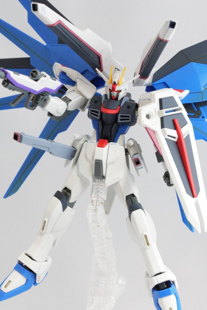 ハイマットフルバースト。M100 バラエーナプラズマ収束ビーム砲ってどういうしくみでエネルギーを供給してるんでしょうね。本体から離れすぎでは。頭部のアンテナは先端のフラッグを切り取ってヤスリがけして尖らせました。