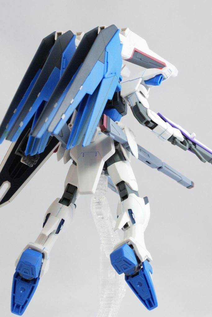 フルバーストしたあと排熱してるシーンが結構好きです。能動性空力弾性翼は黒色のパーツと青色のパーツで噛み合うためのツメがあったので、せっかくなのでシルバーに塗ってワンポイントにしてみました。