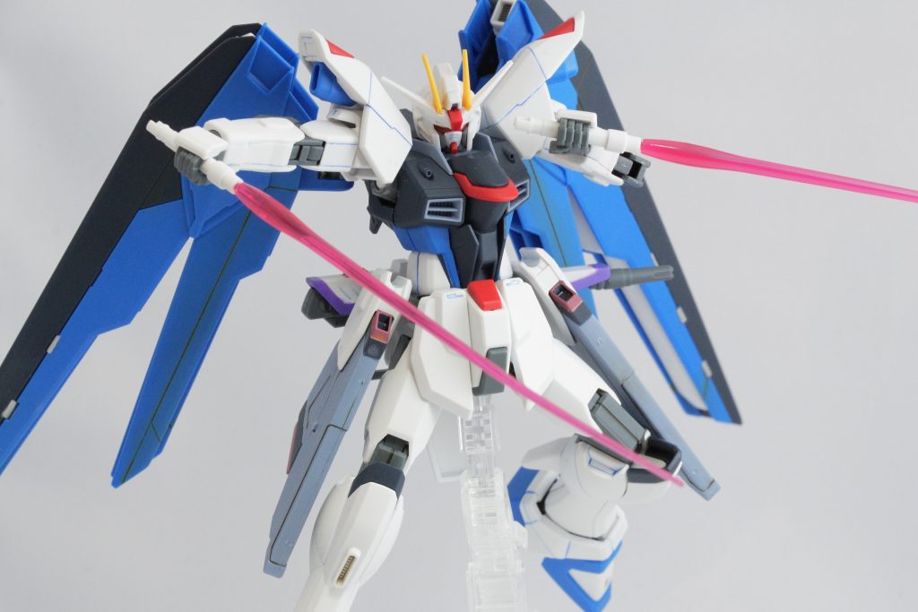 ビームサーベル、20年前に1/100で作った時はビーム刃が軸から折れてしまったので、今回も折ってしまわないか怖くて取り付けたのはこの撮影のときの1回だけです。