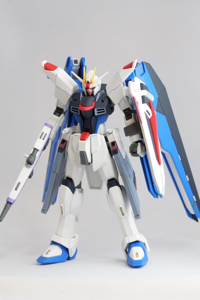ライジングフリーダムの発表を受けてワクワクが止まらずフリーダム系のガンプラを作りたくなってしまいました。そういえば人生で最初に作ったガンプラは、1/100 フリーダムガンダムだったなあ、と思い今回は HGCE フリーダムガンダム を作ることにしました。