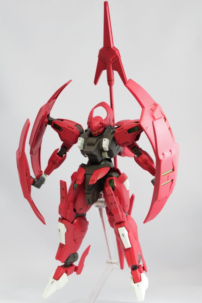 シールドを4枚にしたらビームジャベリンのボリュームがちょっと不足するように感じたので、ビームクナイをやめてビームアンカー2つにしました。追加2枚のアンビカーはHG GNアーチャーのビームライフルのグリップ部分を使って手に持てるようにしました(通算4体も作ったんで…)