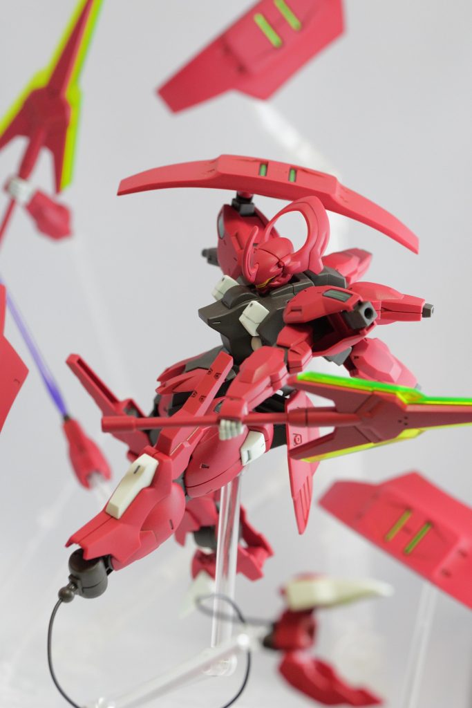 シャクルクロウも展開すると画面内が賑やかになって楽しいです。全部飛ばすんじゃなくて半分くらい使うのがかっこいいと思う。グリップをつけたアンビカーもウェポンディスプレイベースを駆使したら浮かせることができました。