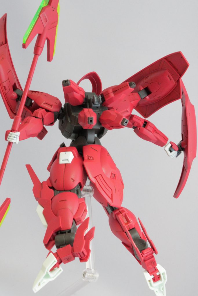 なかなかバンダイのアクションベースが売っていないので、グッドスマイルカンパニーのシンプルスタンドを使いました。3mm軸を少しやすりがけしたらピッタリ取り付けできました。