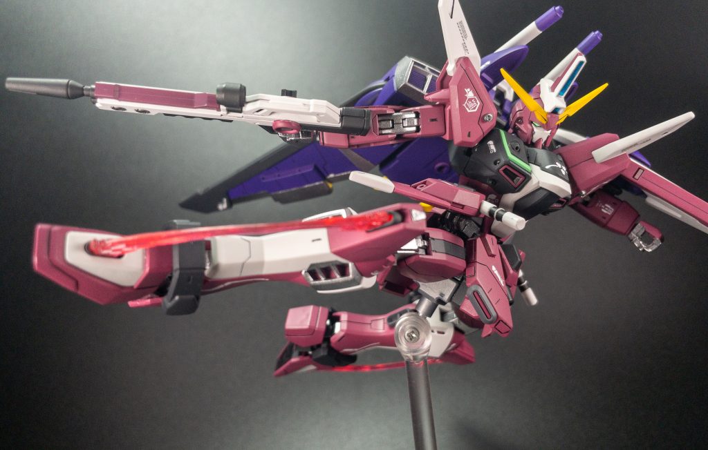 銀関節は黒サフを下地にクレオスMr.カラー シャインシルバーを塗装しています。黒下地だと発色が重厚な金属系になるのでオススメです！