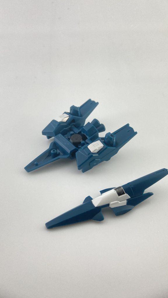 (バックパックの改造②)変形後に首のボールジョイントにハメるために市販のボールジョイント受けを接着しています。