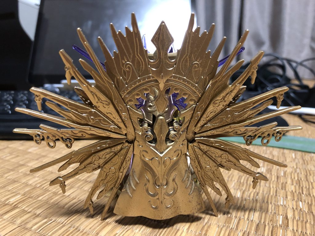 仏像のような姿です