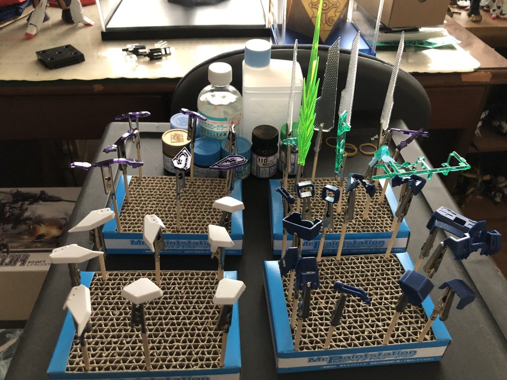 前回のDXと違い今回は先にパーツを切り出して個別に塗る方法でやることに。