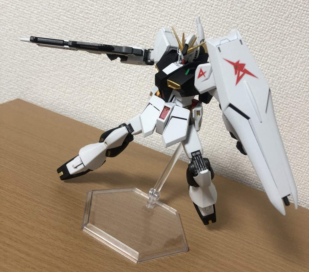 よく見かけそうなポーズに変えて。はじめてのトップコートを失敗してしまいましたが、これを糧にして次作成する機体はもっと上手く作成できるようになりたいですね。