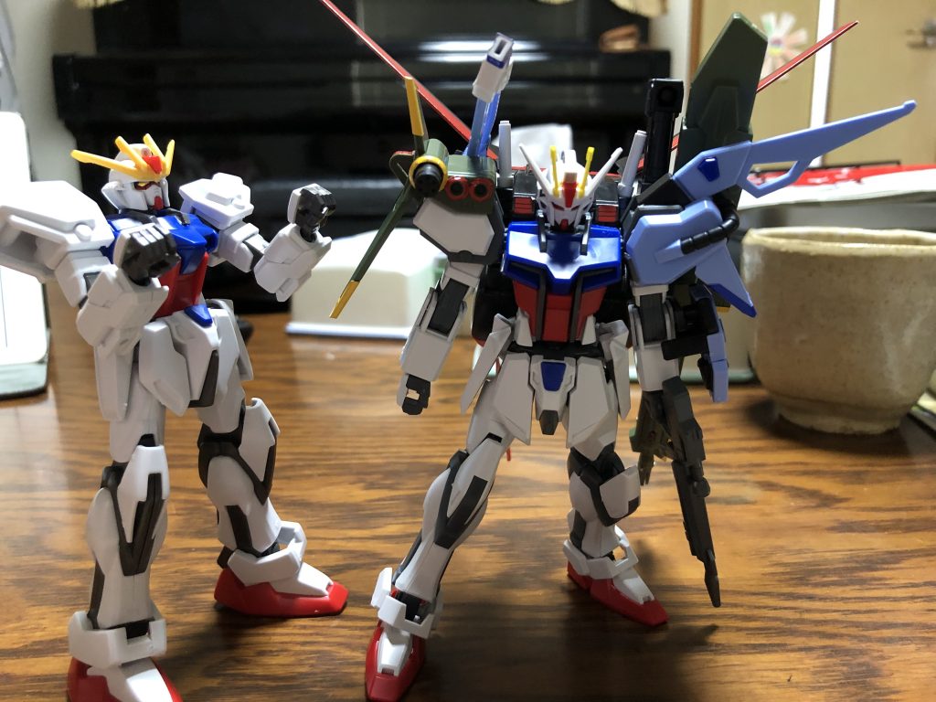 とりあえずつけてみようとしたらほんの一部改造が必要でしたがそれ以外は普通につける事ができました、これにはHGストライク君もびっくり。