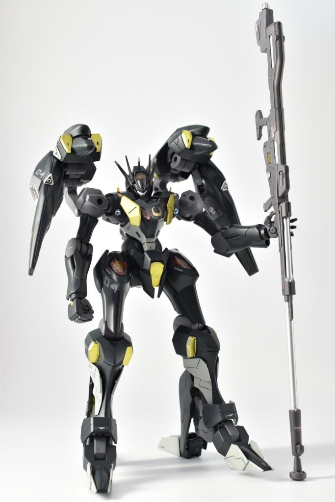 ライフルは途中でぶった斬って、旧HGのGP01のビームライフルを挟み込む形で長くしてみました!身の丈より大きい武器みたいなのロマンがあって好きです!