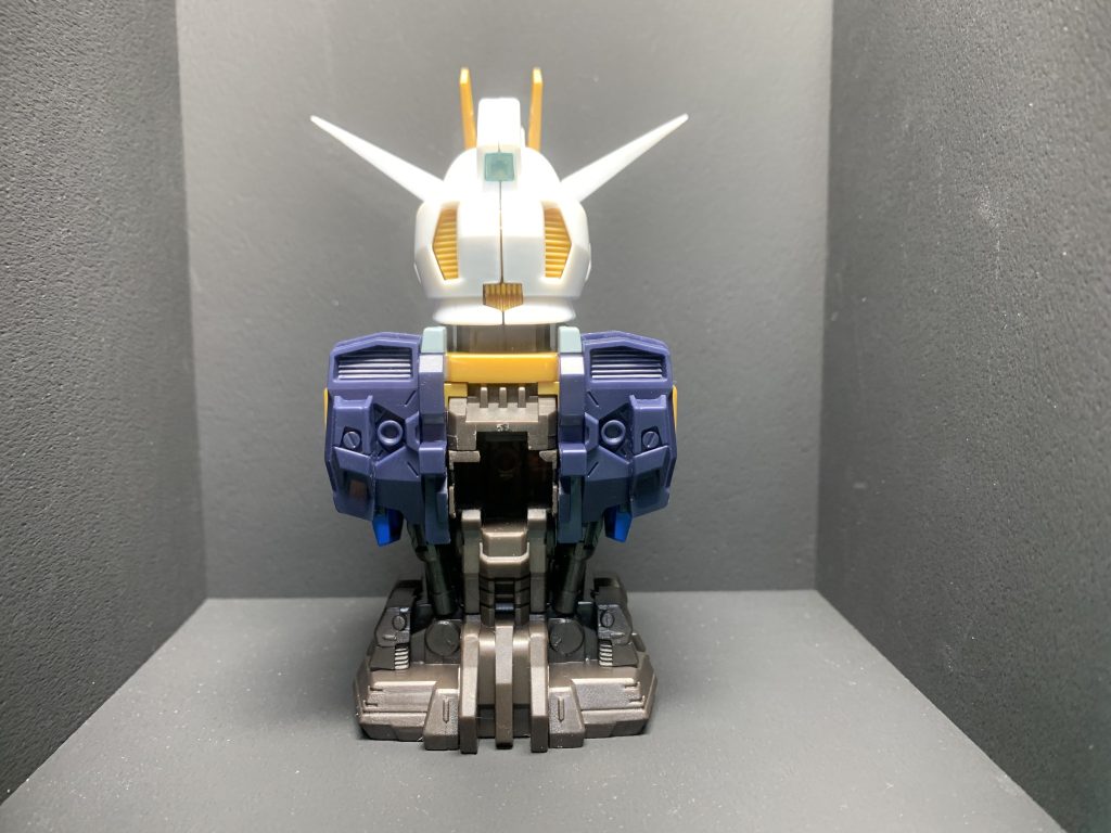 背面。さっき書いたバリは左肩甲骨あたりのパーツのスナップフィット部分。もちろん個体差の可能性もあるのでたまたまかもしれないけど修正は容易なのであまり気にならないですが、処理しないと奥まで嵌まらないのでポロリします。