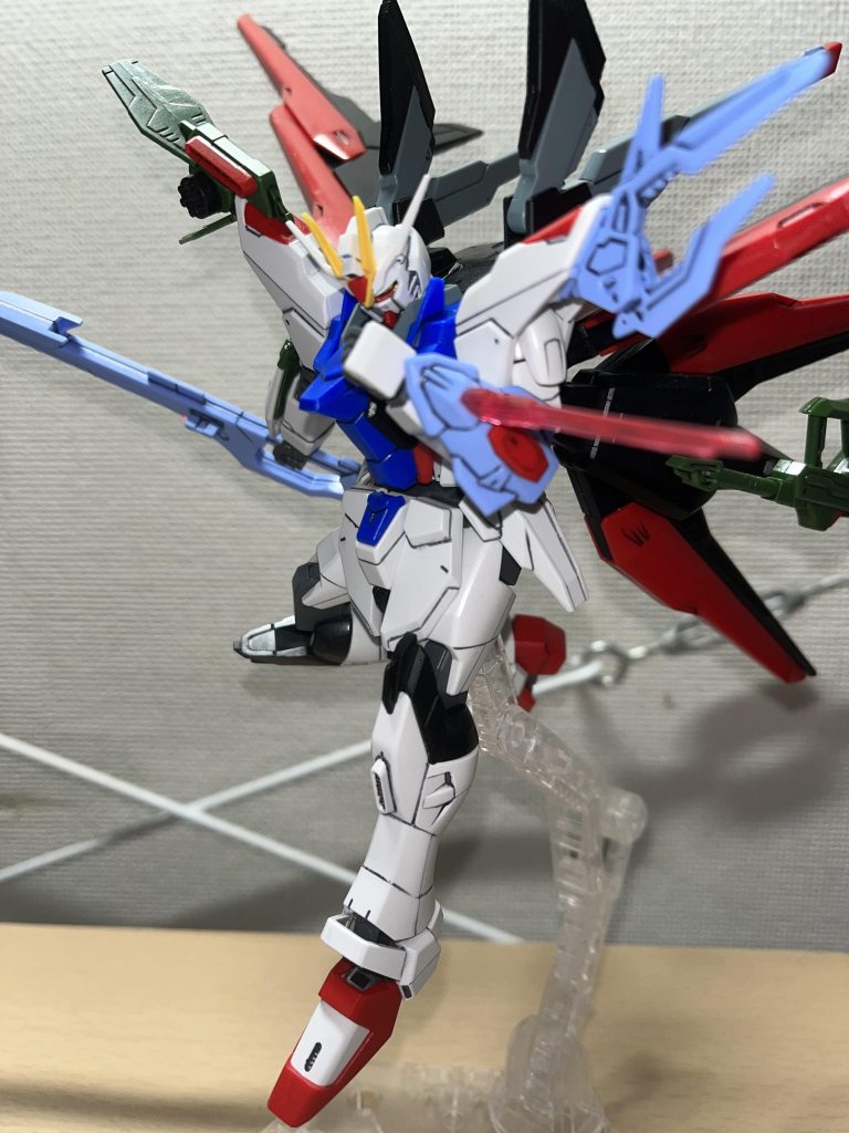 で、腕からは謎ビーム刃。取説には大きなビームが発振される的な事が書いてあるんですが、エフェクトが隠者の流用なので短いw