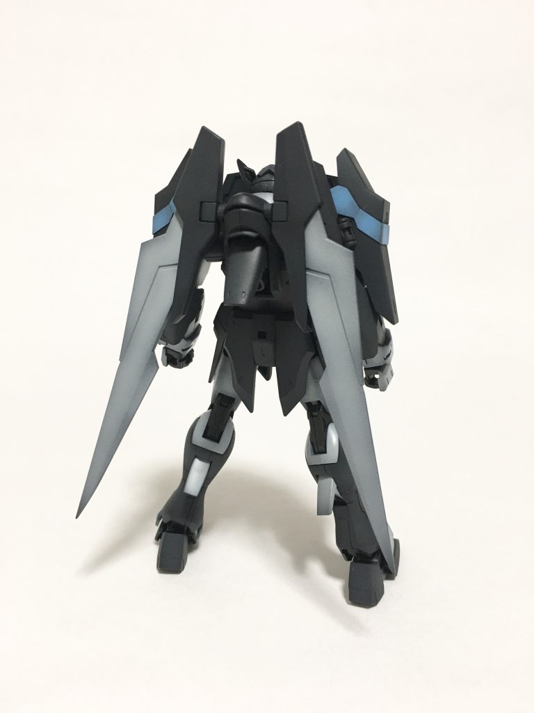 バックショットです。デスティニーの羽は仰々しいのでAGE2のウイング?を加工して取り付けています。