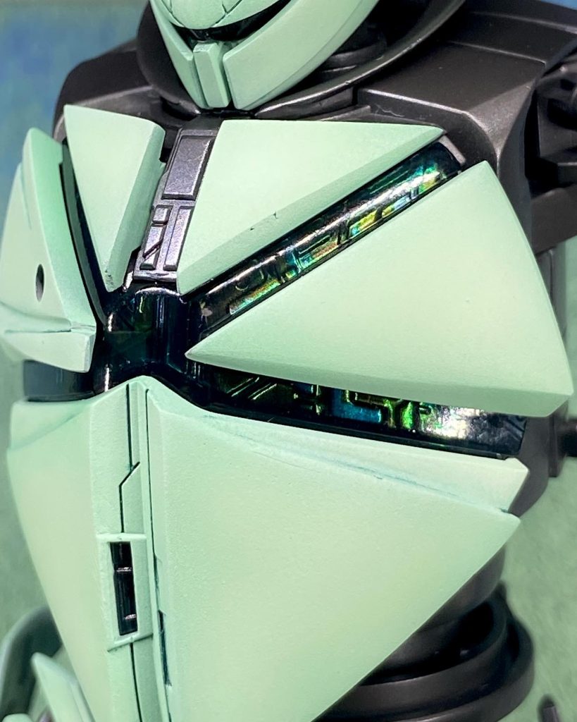 胸のクリアパーツ内側はキット付属のホイルシールにハイキューパーツのオーロラグリーンシールを重ね、クリアパーツ自体は蛍光ブルーグリーンで塗装。角度により光を拾って虹色っぽく見えます。