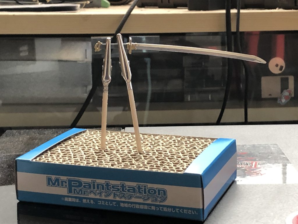 とはいえ全体的には上手く塗れた方だなと思います。塗装してる時はまるで刀鍛冶やってる気分でした。実際は塗ってるだけなんですけどね‥一から武器作ったりしたらそれこそ鍛治っぽくなるんだろーなー。