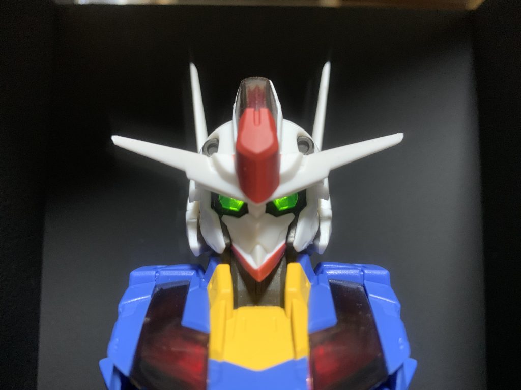 お目々はしっかり光ります。頭部パーメットは光源から1番遠く、パーメット部がクリアレッド2パーツ構成。光源から辿るとクリアグリーンで成型されたツインアイ基部パーツ→クリアレッド基部パーツ→クリアレッド表層パーツ。そりゃ光量足りなくなるさ〜!