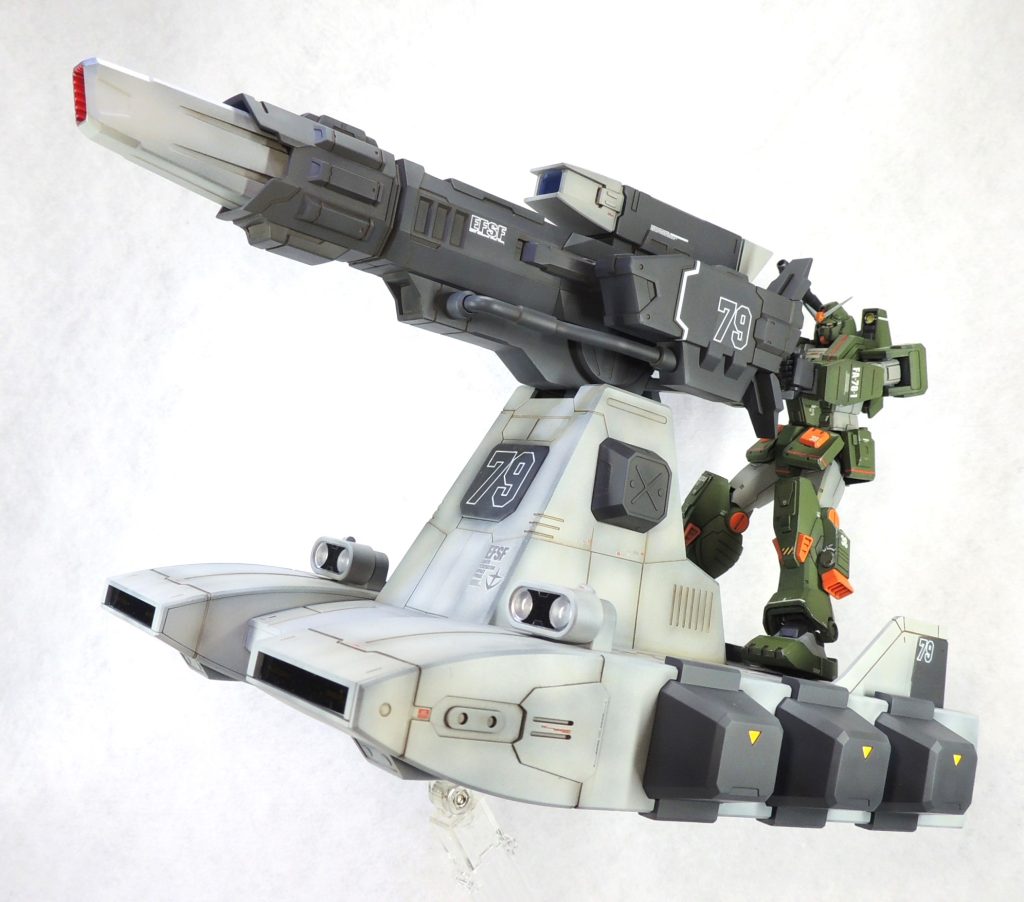 バストライナーは、ABSとPS樹脂製で半完成品モデルであるため、完成後の塗装剥がれが気になります。そのため、全体的にガイアのマルチプライマーを吹き付けてから基本塗装を施しました。マーキングは主に手持ちのデカールをチョイスし、控え目に貼付け。