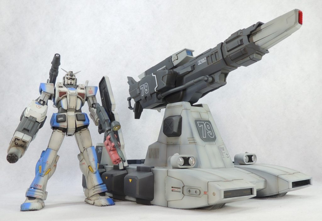 ヘビーガンダムとの大きさ比較。ガンダムタイプのМSとのツーショットが似合うアイテムだと思います。