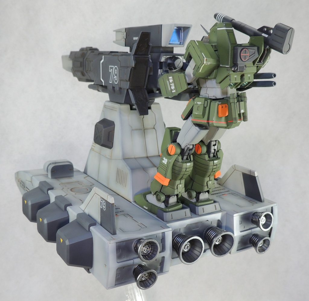 下地処理は、パーティングラインやヒケを瞬着とパテで埋め、丁寧にヤスリがけを行いました。金属ヤスリで慎重に面出しを行い、耐水ペーパーの番手を上げながら表面を整えています。