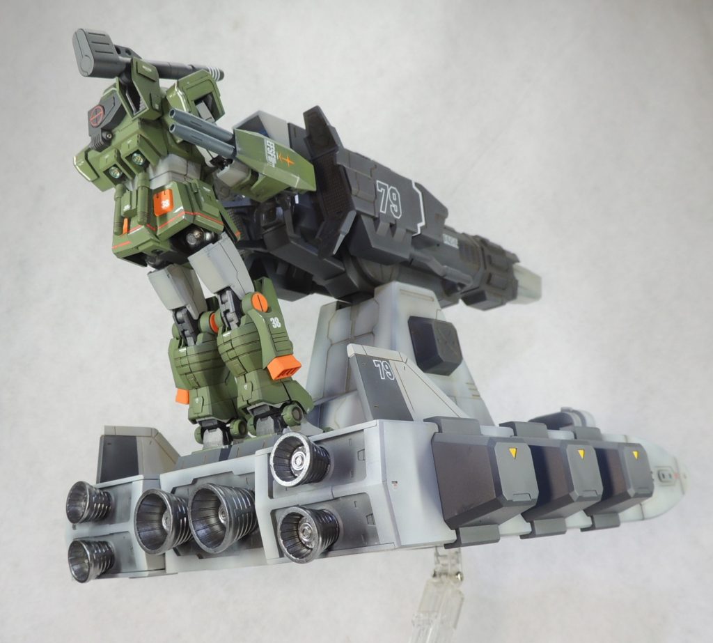 背面からのショット。後部のバーニアには内側にも繊細なモールドが施されています。金属感を出したくて、スターブライトアイアンで塗装。