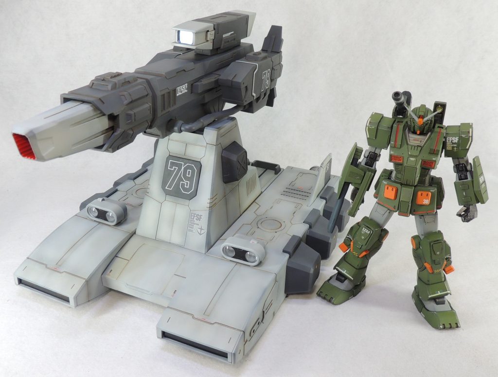 1/144МSDフルアーマーガンダムとの比較。全長約28㎝の大型アイテムは迫力があります。