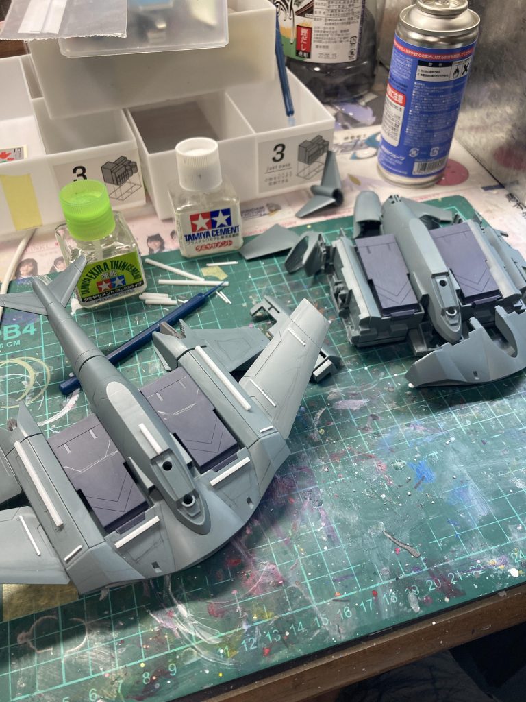 プラ棒切り貼り中。このあとプラ板も切り貼りしました。