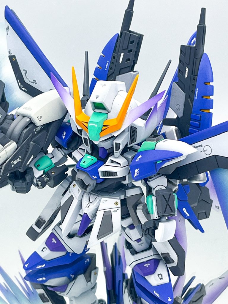 ▲塗装について今回はクール系の機体というイメージから配色が先に決まりました。ガイアカラー多めです。・白:ホワイト+風群青(少量)・青:コバルトバイオレット・紫:パープルバイオレット・緑:エメラルドグリーン・黄:橙黄色+オレンジ・灰色:グレーバイオレット、ファントムグレー、ライトグレー等。角や翼にグラデーションを効かせて雰囲気を出してみました。コバルトバイオレットが特にいい仕事をしてくれました。