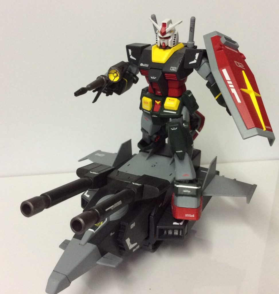 本当はGアーマーにもしたいところですが、多分、塗装やデカールが所々剥がれるんだと思います。なお、箱絵っぽいポーズにもチャレンジしましたが、股関節や膝の可動域の関係上、写真のようなポーズが限界でした。
