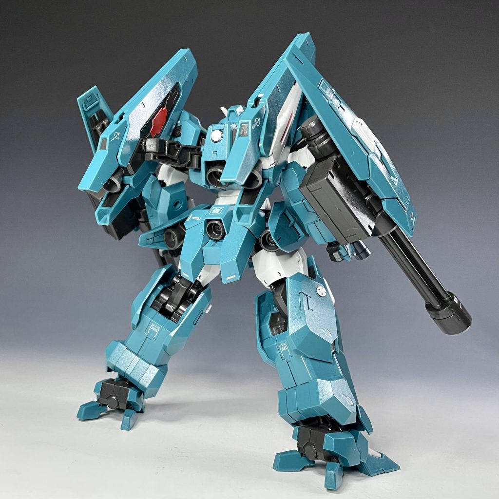 背面。フェーズドアレイキャノンにバーニアパーツを増設することで推進ユニット兼攻撃武装っぽさを表現。リゼルっぽい高機動感が出せたかなと(^^)