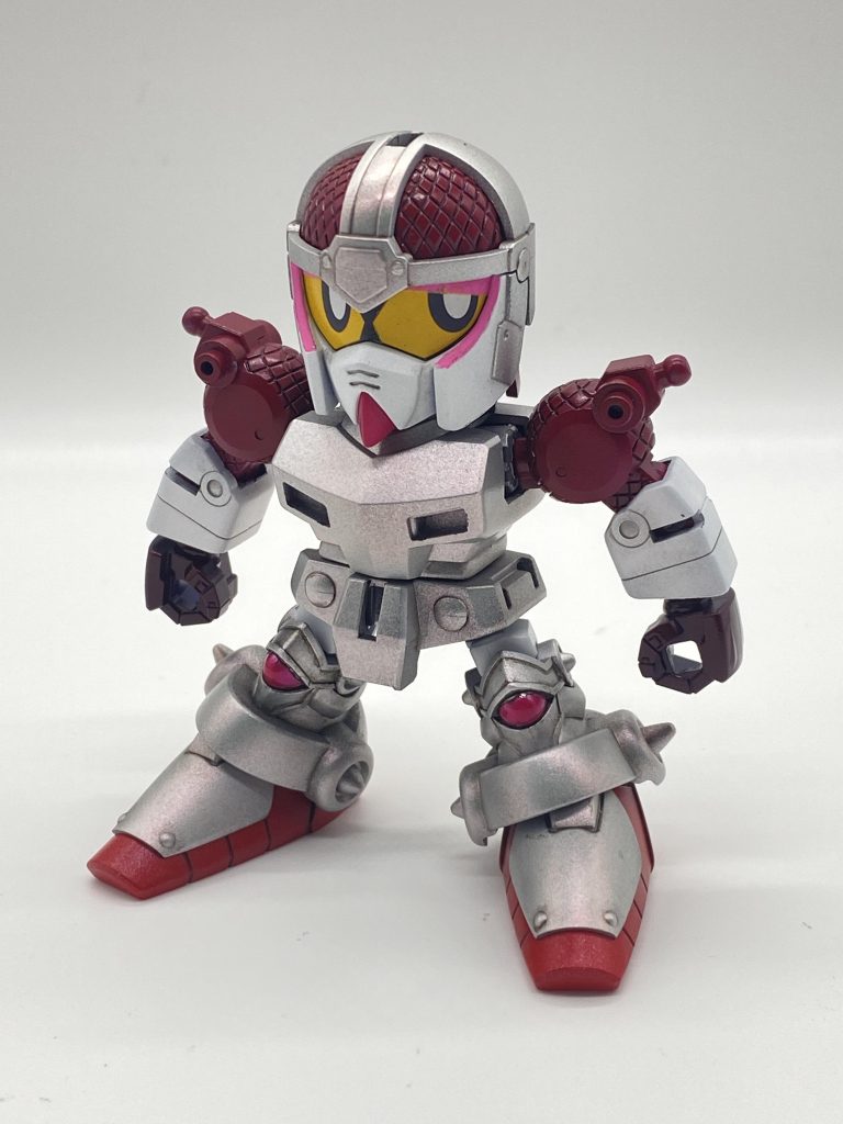 軽装タイプは、塗装と墨入れのみでこれといって大きな手を加えていません。胴体は、鎧と同じくガイアのEXシルバー、顔や腕はガイアのフラットホワイトを使い、そのシルバーとホワイトの上にMr.クリスタルカラーのルビーレッドを重ねました。頭・肩・手は、Mr.カラーのマルーンを。足は、Mr.カラーのメタリックレッドを使いました。目は、蛍光塗装していたのですが… 裏表と切り替えれるので片側はシールにし、塗装したシールを使いタレ目(設定が女神が憑依した的なことにしてたので)にして優しい目を持つ女性的な感じにしました。