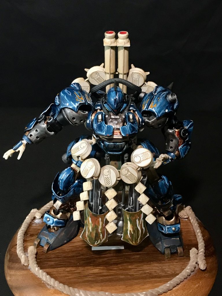 正面肩の取り付け方を変え後ろに流す様に。上半身にはオレンジの差し色で『力漲る何かしら』を表現してみました。まわしはチェーンマインと外脛のカットして余ったパーツと武器で仕上げました。ピラピラしている部分だけパーツが足りずプラ板で作りました。