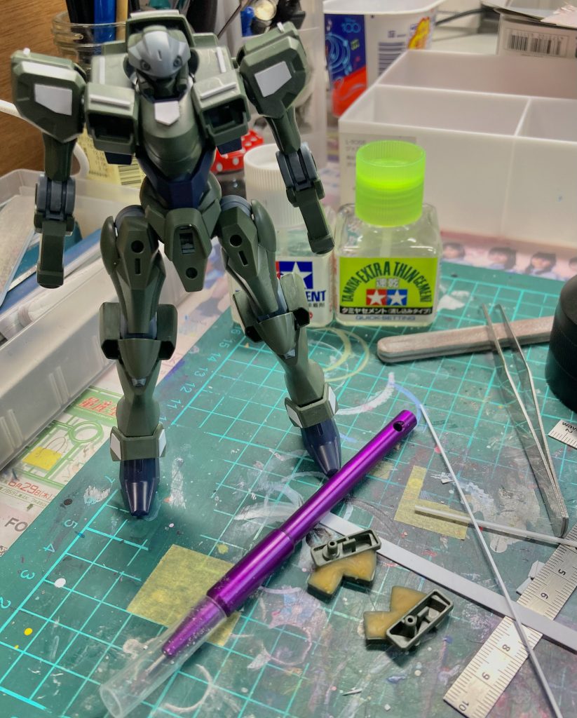 各所プラ板貼り付けた後にスジボリ追加しディテールアップ。光硬化パテで肉抜き埋めしております。